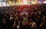 Un homme vêtu d'un gilet jaune tenant une pancarte sur laquelle on peut lire "Je suis juif" lors d'un rassemblement sur la place de la République pour protester contre l'antisémitisme, à Paris, en France, le 19 février 2019. (Crédit : Thibault Camus/AP Photo)