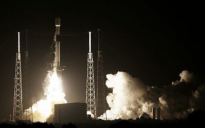 Une roquette SpaceX Falcon 9 décolle avec la sonde lunaire israélienne ainsi qu'un satellite indonésien, à Cape Canaveral, le 21 février 2019. (Crédit : AP Photo/Terry Renna)