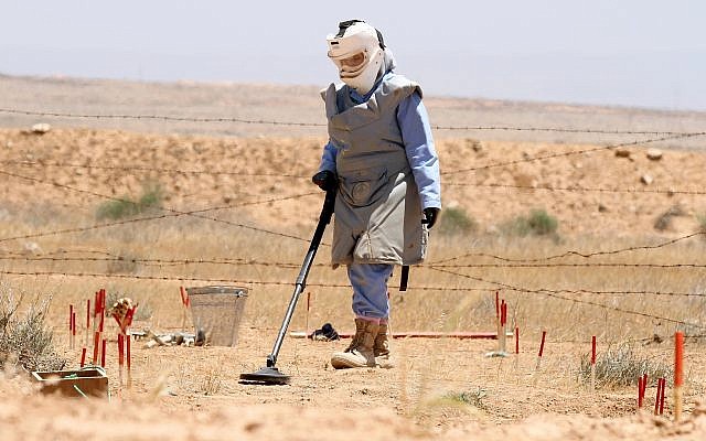 Un démineur jordanien examine un champ de mines à la frontière jordano-israélienne, le 28 juin 2011. (Crédit : AP/Nader Daoud) Un démineur jordanien examine un champ de mines à la frontière jordano-israélienne, le 28 juin 2011. (Crédit : AP/Nader Daoud)