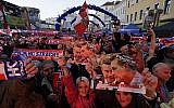 Les sympathisants du Parti de la liberté de l'Autriche (FPÖ) brandissent des écharpes et des photos du chef du parti Hans-Christian Strache et du candidat à la présidence Norbert Hofer l'année dernière lors du dernier rassemblement électoral du parti à Vienne, Autriche, le 13 octobre 2017. (AP/Matthias Schrader)