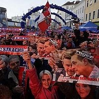 Les sympathisants du Parti de la liberté de l'Autriche (FPÖ) brandissent des écharpes et des photos du chef du parti Hans-Christian Strache et du candidat à la présidence Norbert Hofer l'année dernière lors du dernier rassemblement électoral du parti à Vienne, Autriche, le 13 octobre 2017. (AP/Matthias Schrader)
