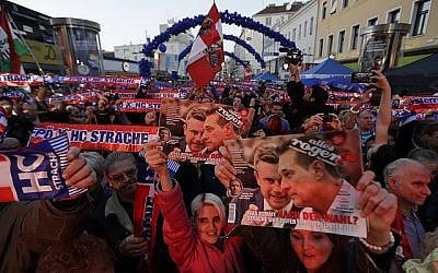 Les sympathisants du Parti de la liberté de l'Autriche (FPÖ) brandissent des écharpes et des photos du chef du parti Hans-Christian Strache et du candidat à la présidence Norbert Hofer l'année dernière lors du dernier rassemblement électoral du parti à Vienne, Autriche, le 13 octobre 2017. (AP/Matthias Schrader)