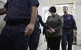 Malka Leifer, (au centre), est amenée dans la salle d'audience du tribunal de Jérusalem, le 27 février 2018. (Crédit : AP Photo/Mahmoud Illean, File)