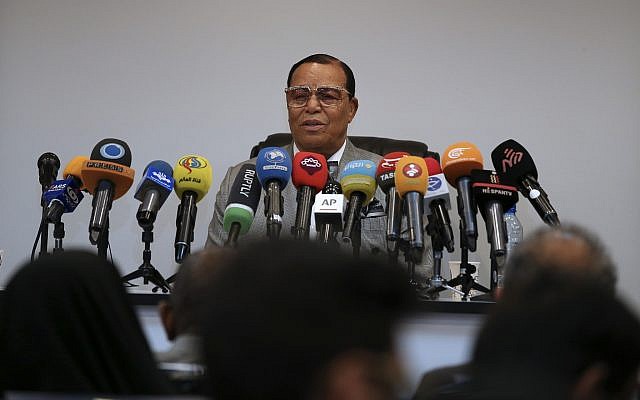 Louis Farrakhan, leader de la Nation of Islam, lors d'une conférence de presse à Téhéran, en Iran, le 8 novembre 2018 (Crédit : AP Photo/Vahid Salemi)