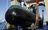 Des membres de la marine iranienne sur le sous-marin Ghadir-955 lors de son inauguration dans le port de Bandar-Abbas, en Iran, le 29 novembre 2018. (Crédit : Rahbar Emamdadi/Mehr News Agency via AP)