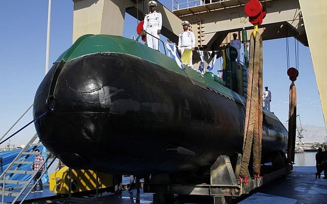 Des membres de la marine iranienne sur le sous-marin Ghadir-955 lors de son inauguration dans le port de Bandar-Abbas, en Iran, le 29 novembre 2018. (Crédit : Rahbar Emamdadi/Mehr News Agency via AP)