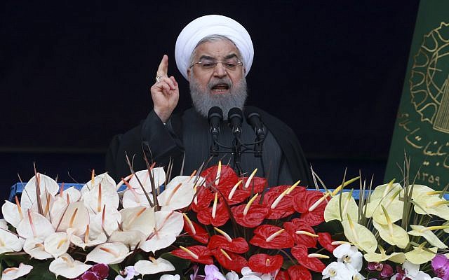 Le président iranien Hassan Rouhani s'adresse aux Iraniens réunis Place Azadi à Téhéran, le 11 février 2019, pour fêter le 40e anniversaire de la Révolution islamique. (Crédit : AP/Vahid Salemi) Le président iranien Hassan Rouhani s'adresse aux Iraniens réunis Place Azadi à Téhéran, le 11 février 2019, pour fêter le 40e anniversaire de la Révolution islamique. (Crédit : AP/Vahid Salemi)