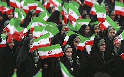 Des Iraniens réunis Place Azadi à Téhéran, le 11 février 2019, pour fêter le 40e anniversaire de la Révolution islamique. (Crédit : AP/Vahid Salemi)