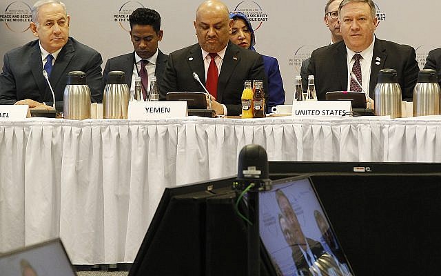De gauche à droite : Benjamin Netanyahu, le chef de la diplomatie yéménite Khalid al-Yamani et e Mike Pompeo à la Conférence sur la sécurité au Moyen Orient à Varsovie, le 14 février 2019. (Crédit : AP/Czarek Sokolowski) De gauche à droite : Benjamin Netanyahu, le chef de la diplomatie yéménite Khalid al-Yamani et e Mike Pompeo à la Conférence sur la sécurité au Moyen Orient à Varsovie, le 14 février 2019. (Crédit : AP/Czarek Sokolowski)