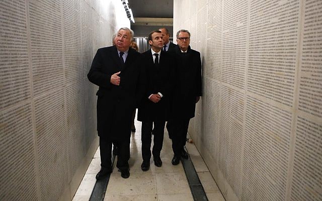 Le président français Emmanuel Macron, au centre, le président de l'Assemblée nationale française Richard Ferrand (à droite) et le président du Sénat Gérard Larcher visitent le mémorial de la Shoah le mardi 19 février 2019 à Paris. (Crédit : AP / François Mori)