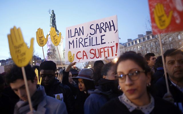 Des gens se rassemblent sur la place de la République pour protester contre l'antisémitisme, à Paris, en France, le mardi 19 février 2019. (Crédit : AP / Thibault Camus) Des gens se rassemblent sur la place de la République pour protester contre l'antisémitisme, à Paris, en France, le mardi 19 février 2019. (Crédit : AP / Thibault Camus)