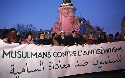 Des musulmans français se rassemblent sur la place de la République pour protester contre l'antisémitisme à Paris, le 19 février 2019. (Crédit : AP / Thibault Camus)