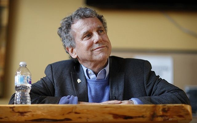 Le sénateur américain Sherrod Brown, (Démocrate-Ohio), s'apprête à prendre la parole lors d'un événement dans une brasserie, le samedi 23 février 2019, à Henderson, Nevada. (AP Photo/John Locher) Le sénateur américain Sherrod Brown, (Démocrate-Ohio), s'apprête à prendre la parole lors d'un événement dans une brasserie, le samedi 23 février 2019, à Henderson, Nevada. (AP Photo/John Locher)