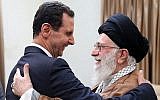 Sur cette photo diffusée par l'agence de presse syrienne SANA, le président Bashar Assad, à gauche, serre la main du chef suprême iranien, l'Ayatollah Ali Khamenei, avant leur rencontre à Téhéran, le 25 février 2019 (Crédit : SANA via AP)