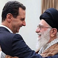 Sur cette photo diffusée par l'agence de presse syrienne SANA, le président Bashar Assad, à gauche, serre la main du chef suprême iranien, l'Ayatollah Ali Khamenei, avant leur rencontre à Téhéran, le 25 février 2019 (Crédit : SANA via AP)