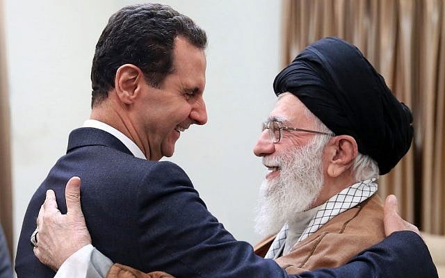 Sur cette photo diffusée par l'agence de presse syrienne SANA, le président Bashar Assad, à gauche, serre la main du chef suprême iranien, l'Ayatollah Ali Khamenei, avant leur rencontre à Téhéran, le 25 février 2019 (Crédit :  SANA via AP)