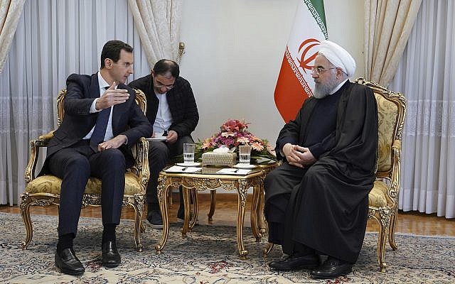 Sur cette photo diffusée par l'agence de presse syrienne SANA, le président Bashar Assad, à gauche, parle avec le chef suprême iranien, l'Ayatollah Ali Khamenei, pendant leur rencontre à Téhéran, le 25 février 2019 (Crédit : SANA via AP) Sur cette photo diffusée par l'agence de presse syrienne SANA, le président Bashar Assad, à gauche, parle avec le chef suprême iranien, l'Ayatollah Ali Khamenei, pendant leur rencontre à Téhéran, le 25 février 2019 (Crédit : SANA via AP)