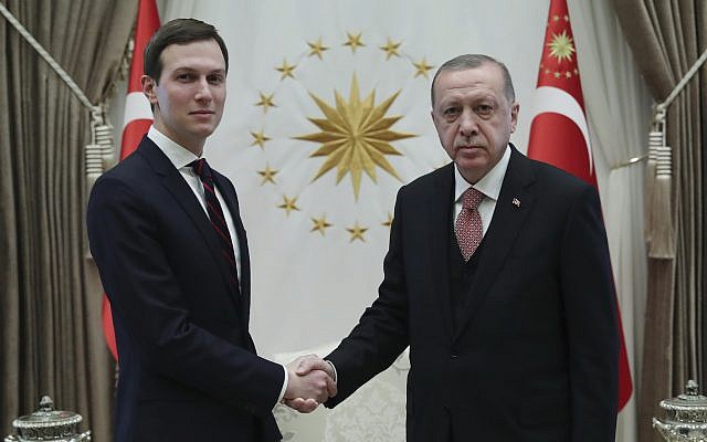 Le président turc Recep Tayyip Erdogan, (à droite), serre la main de Jared Kushner, conseiller du président américain Donald Trump, avant leur réunion au Palais présidentiel à Ankara, Turquie, le mercredi 27 février 2019. (Service de presse présidentiel via AP, Pool)