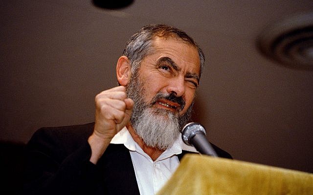 Meir Kahane s'adresse à un rassemblement au centre juif de Silver Springs, dans le Maryland, le 27 octobre 1988 (Crédit : Doug Mills/AP) Meir Kahane s'adresse à un rassemblement au centre juif de Silver Springs, dans le Maryland, le 27 octobre 1988 (Crédit : Doug Mills/AP)