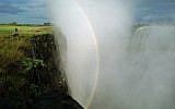 Le 4e plus grand fleuve d'Afrique, le Zambèze, traversant les chutes Victoria au Zimbabwe, 1995. (Crédit : AP Photo/John Moore)