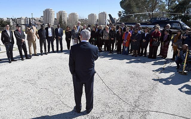 Le Premier ministre Benjamin Netanyahu parle aux ambassadeurs des Nations unies en visite devant sa résidence de Jérusalem, le 3 février 2019 (Haim Tzach/GPO).