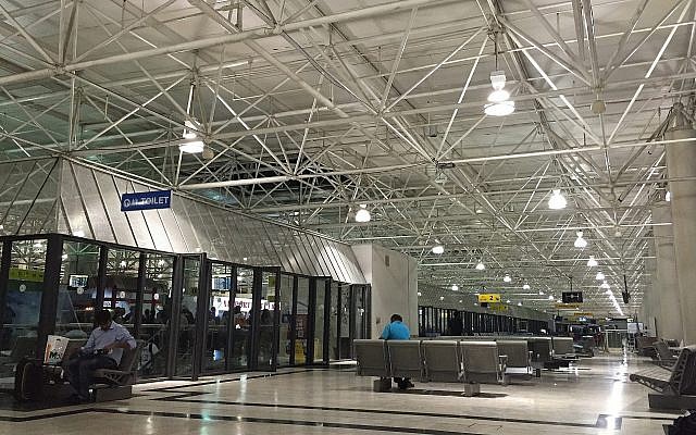 Le hall des départs au Terminal 2 de l'aéroport international Bole, à Addis Ababa, en Ethiopie, le 10 juin 2016 (Crédit : CC BY-SA Wikimedia Commons/Trinidade) Le hall des départs au Terminal 2 de l'aéroport international Bole, à Addis Ababa, en Ethiopie, le 10 juin 2016 (Crédit : CC BY-SA Wikimedia Commons/Trinidade)