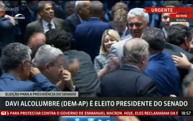 Ses soutiens réunis autour de Davi Alcolumbre, tout juste nommé président du sénat brésilien (Capture d'écran : YouTube) Ses soutiens réunis autour de Davi Alcolumbre, tout juste nommé président du sénat brésilien (Capture d'écran : YouTube)