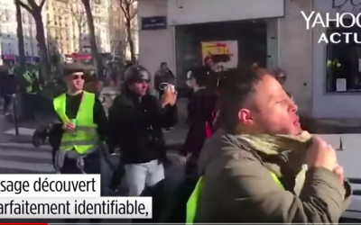 Le suspect, un vendeur de téléphones du Bas-Rhin, est l'homme le plus visible sur les vidéos de l'altercation diffusées samedi. Il a proféré des injures à caractère antisémite envers le philosophe Alain Finkielkraut (Crédit : capture d'écran YouTube)