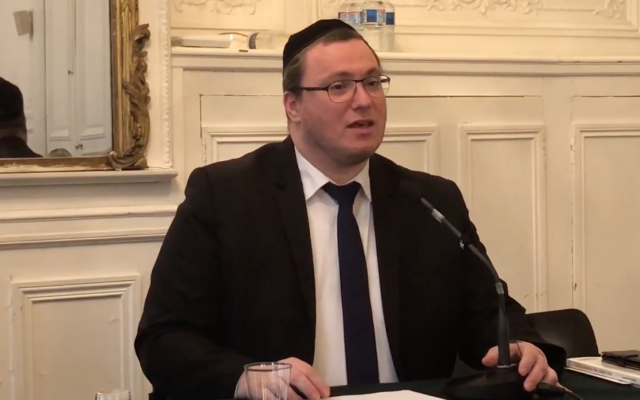 Le rabbin de Grenoble Nissim Sultan en mars 2018 lors d'un colloque de la Fédération protestante de France. (Crédit : capture d'écran YouTube/Fédération protestante de France)