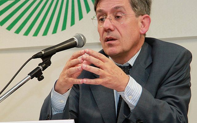Le député français Charles Amédée du Buisson de Courson, en 2002. (Crédit : CC BY-SA 3.0) Le député français Charles Amédée du Buisson de Courson, en 2002. (Crédit : CC BY-SA 3.0)