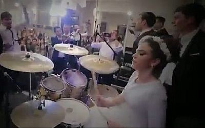 Capture d'écran de la mariée Shira Hirschkovitz, à la batterie, en février 2019. (Crédit : YouTube)