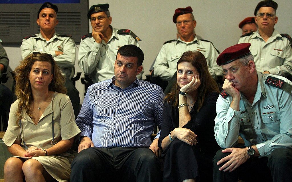Le chef d'état-major Benny Gantz assiste avec des membres de la famille Rabin à un séminaire au Centre Yitzhak Rabin en octobre 2012 marquant l'anniversaire de l'assassinat du Premier ministre Yitzhak Rabin. (Roni Schutzer/Flash90) Le chef d'état-major Benny Gantz assiste avec des membres de la famille Rabin à un séminaire au Centre Yitzhak Rabin en octobre 2012 marquant l'anniversaire de l'assassinat du Premier ministre Yitzhak Rabin. (Roni Schutzer/Flash90)