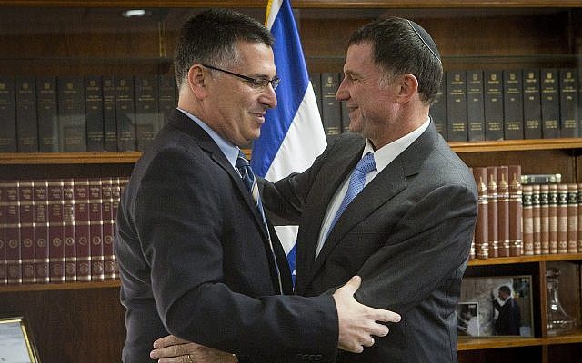 Le ministre de l'Intérieur de l'époque Gideon Saar (à gauche) après avoir remis sa lettre officielle de démission au président de la Knesset Yuli Edelstein, le 3 novembre 2014. (Crédit : Miriam Alster/Flash90) Le ministre de l'Intérieur de l'époque Gideon Saar (à gauche) après avoir remis sa lettre officielle de démission au président de la Knesset Yuli Edelstein, le 3 novembre 2014. (Crédit : Miriam Alster/Flash90)