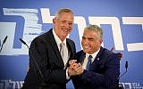 Benny Gantz et Yair Lapid de la toute nouvelle alliance Kakhol lavan lors d'une conférence de presse à Tel Aviv, le 21 février 2019. (Crédit : Noam Revkin Fenton/Flash90)