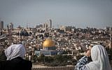 Des touristes contemplent le Dôme du Rocher et le mont du Temple depuis le belvédère du mont des Oliviers qui surplombe la Vieille Ville de Jérusalem, le 28 novembre 2018. (Crédit : Yonatan Sindel/Flash90)