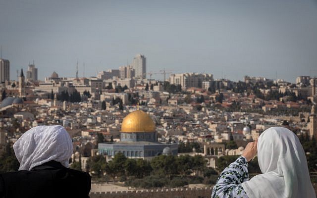 Des touristes contemplent le Dôme du Rocher et le mont du Temple depuis le belvédère du mont des Oliviers qui surplombe la Vieille Ville de Jérusalem, le 28 novembre 2018. (Crédit : Yonatan Sindel/Flash90) Des touristes contemplent le Dôme du Rocher et le mont du Temple depuis le belvédère du mont des Oliviers qui surplombe la Vieille Ville de Jérusalem, le 28 novembre 2018. (Crédit : Yonatan Sindel/Flash90)