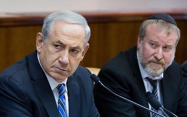 Le Premier ministre Benjamin Netanyahu (à gauche) et le secrétaire du Cabinet de l'époque Avichai Mandelblit lors de la réunion hebdomadaire du cabinet du Premier ministre, à Jérusalem, le 2 février 2014. (Yonatan Sindel/Flash90) Le Premier ministre Benjamin Netanyahu (à gauche) et le secrétaire du Cabinet de l'époque Avichai Mandelblit lors de la réunion hebdomadaire du cabinet du Premier ministre, à Jérusalem, le 2 février 2014. (Yonatan Sindel/Flash90)