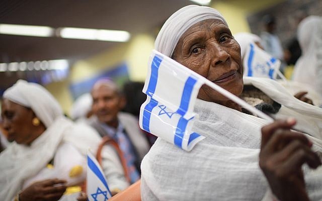 Des membres de la communauté Falashmura à l'aéroport, Ben Gurion de Tel Aviv, le 4 février 2019. (Crédit :Tomer Neuberg/Flash90) Des membres de la communauté Falashmura à l'aéroport, Ben Gurion de Tel Aviv, le 4 février 2019. (Crédit :Tomer Neuberg/Flash90)