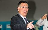 Gideon Saar vote lors des primaires du Likud, dans un bureau de vote de Tel Aviv, le 5 février 2019 (Crédit : Flash90)