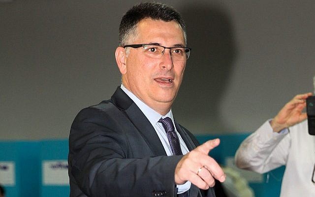 Gideon Saar vote lors des primaires du Likud, dans un bureau de vote de Tel Aviv, le 5 février 2019 (Crédit : Flash90) Gideon Saar vote lors des primaires du Likud, dans un bureau de vote de Tel Aviv, le 5 février 2019 (Crédit : Flash90)