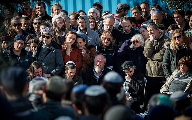 Des amis et des proches aux funérailles d'Ori Ansbacher, dans l'implantation juive de Tekoa, en Cisjordanie, le 8 février 2019 (Crédit : Yonatan Sindel/Flash90) Des amis et des proches aux funérailles d'Ori Ansbacher, dans l'implantation juive de Tekoa, en Cisjordanie, le 8 février 2019 (Crédit : Yonatan Sindel/Flash90)
