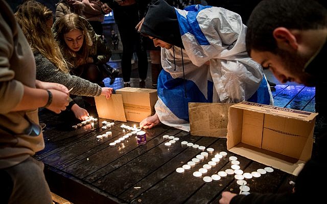 Des Israéliens allument des bougies à la mémoire d'Ori Ansbacher, 19 ans, sur la place Sion à Jérusalem, le 9 février 2019. (Crédit : Yonatan Sindel / Flash90) Des Israéliens allument des bougies à la mémoire d'Ori Ansbacher, 19 ans, sur la place Sion à Jérusalem, le 9 février 2019. (Crédit : Yonatan Sindel / Flash90)