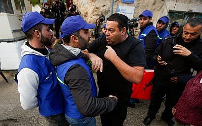 Un local israélien Ofer Ohana s'emporte contre les membres d'un nouveau groupe d'observateurs palestiniens dans la ville cisjordanienne de Hébron, le 10 février 2019.(Crédit : Wisam Hashlamoun/Flash90)