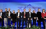 Avi Gabbay, au centre, chef du Parti travailliste aux côtés de membres de la formation et de députés après l'annonce des résultats des Primaires à Tel Aviv, le 11 février 2019 (Crédit : Tomer Neuberg/Flash90)