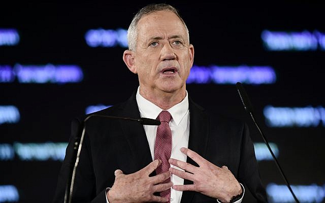 Benny Gantz prend la parole lors d'une conférence présentant la liste des candidats du parti pour les prochaines élections à la Knesset lors d'un événement à Tel Aviv, le 19 février 2019. (Crédit : Tomer Neuberg/Flash90)