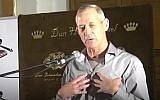 Capture d'écran d'une vidéo politique du parti du Likud attaquant le chef de Hossen LeYisrael Benny Gantz. (Crédit : Facebook)