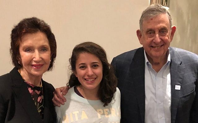 Harriette et Ted Perlman, entourent Noga Hurwitz du BBG's International N'siah. (Avec l'aimable autorisation de BBYO/JTA) Harriette et Ted Perlman, entourent Noga Hurwitz du BBG's International N'siah. (Avec l'aimable autorisation de BBYO/JTA)