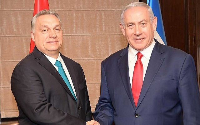 Le Premier ministre hongrois Viktor Orban avec le Premier ministre Benjamin Netanyahu à l'hôtel King David à Jérusalem, 19 février 2019. (Crédit : Amos Ben Gershom)