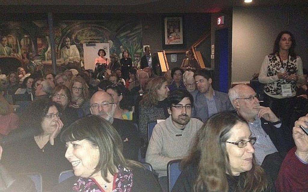 Le public lors de la soirée d'ouverture du festival du film israélien de Boston au  Brattle Theater pour la projection de ‘The Other Story,’ le 7 février 2019 (Crédit :  Julie Masis/ Times of Israel)