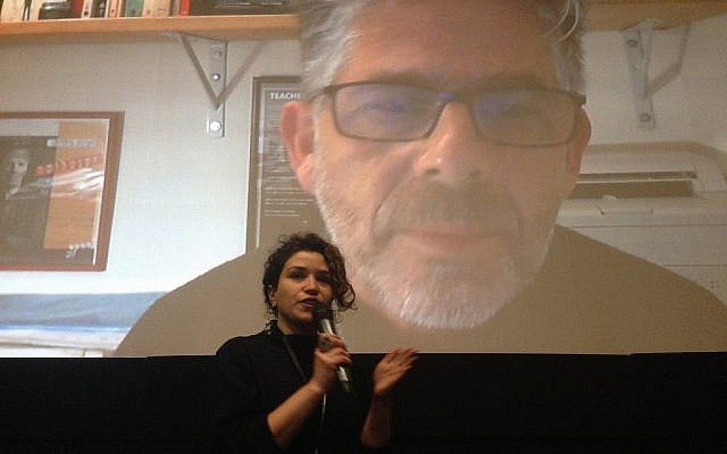 Ariana Cohen-Halberstam, directrice artistique du festival du film israélien de Boston, interroge  Yair Lev, réalisateur du documentaire ‘You Only Die Twice’ via Skype à Newton, au Massachusetts, le 10 février 2019 (Crédit : Julie Masis/ Times of Israel)